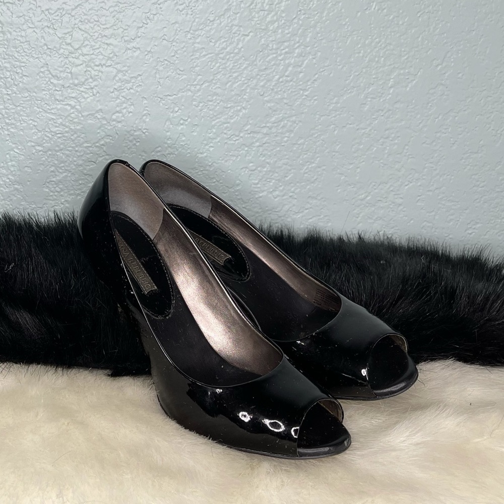 Banana Republic black patent peep toe heels / size 8 1/2